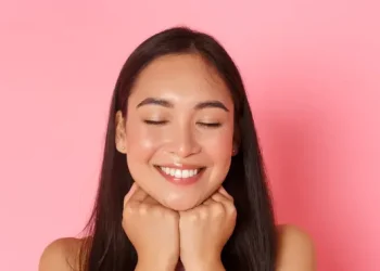 Kering atau Berminyak? Cara Mudah Menentukan Jenis Kulit Wajah Anda