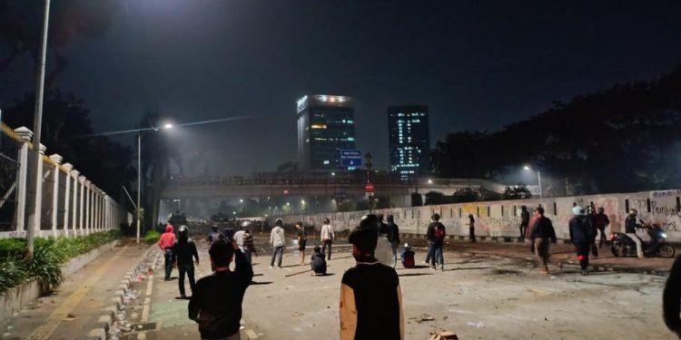 Ricuh di Depan DPR, Polisi Gunakan Gas Air Mata dan Banyak Orang Ditangkap