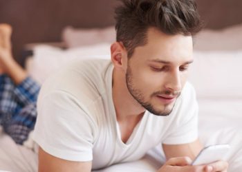 Bahaya Bangun Tidur Langsung Cek HP dari Stres hingga Penurunan Produktivitas