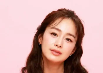 Respons Kim Tae Hee atas Kritik Mengenai Kerutan di Wajahnya