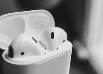 iOS 26 Memungkinkan AirPods Mengendalikan Kamera iPhone Jarak Jauh