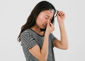 Mata Terasa Terbakar Setelah Menatap Layar? Ini Dia Sindrom yang Mungkin Kamu Alami!