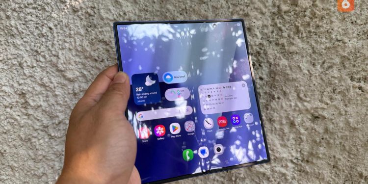 HP Lipat Super Tipis dengan Kamera 200MP dan AI Canggih Galaxy Z Fold7
