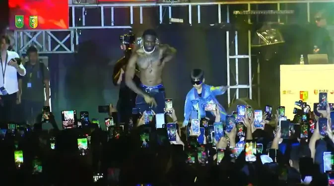 Aksi Rapper Melly Mike Tampil Tanpa Baju di Panggung Penutupan Festival Pacu Jalur 2025