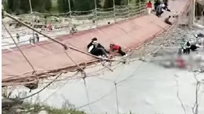 5 Wisatawan Tewas akibat Kabel Jembatan Gantung Populer di China Terputus