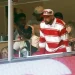 Gaya Simpel Pamer Cincin Tunangan Saat Muncul di Pertandingan Football Bareng Travis Kelce