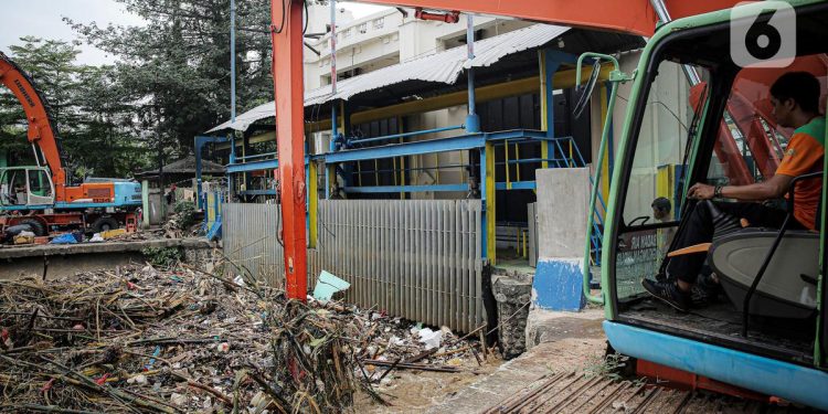 Hujan Disertai Petir di Jakarta, Cek Kondisi 12 Pintu Air Terbaru