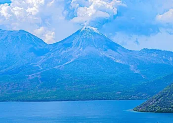 Gunung Lewotobi Laki-laki Erupsi, Bandara Labuan Bajo dan Maumere Ditutup Sementara