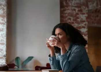 Mana yang Lebih Sehat, Kopi atau Teh untuk Pagi Hari?