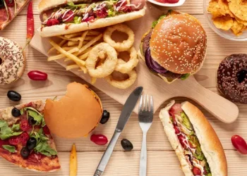 Enak namun 5 Makanan Ini Secara Diam-Diam Mempercepat Penuaan Wajah