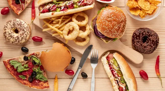 Enak namun 5 Makanan Ini Secara Diam-Diam Mempercepat Penuaan Wajah