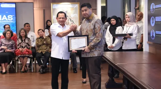 Tito Karnavian Menerima Penghargaan pada Hari Perumahan Nasional 2025