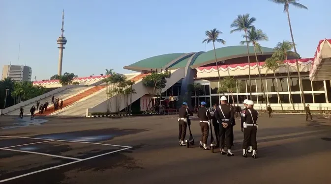 Suasana Gedung DPR Jelang Pidato Kenegaraan dalam Sidang Tahunan MPR dengan Rantis dan Helikopter Siaga
