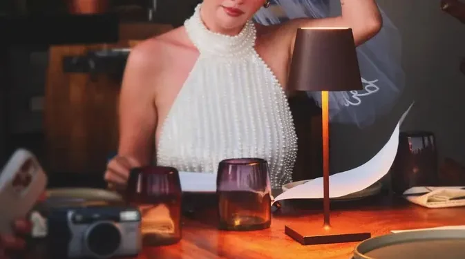 Gaun Mini Selena Gomez di Pesta Lajang Sebelum Menikah dengan Benny Blanco