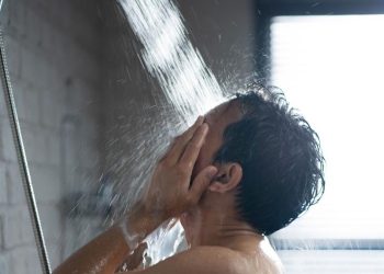 Mandi Setelah Begadang Bolehkah dan Apa Efeknya bagi Kesehatan