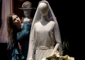 Kostum Glamor dari Serial Downton Abbey Dilelang