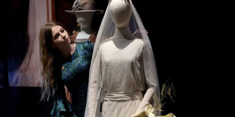 Kostum Glamor dari Serial Downton Abbey Dilelang