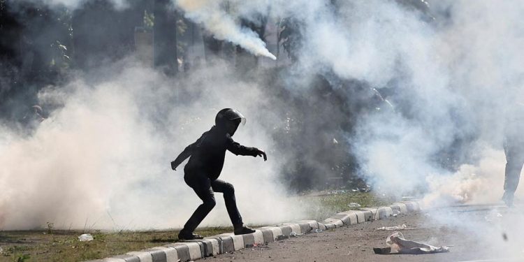 Dampak Gas Air Mata terhadap Kesehatan Tubuh Manusia