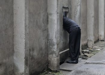 Warung Bolong Solusi Pekerja Lapar saat Jam Istirahat