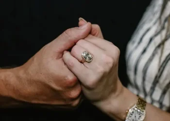 Pertunangan Taylor Swift dan Travis Kelce Buat Jam Tangan Cartier Banyak Diminati Swifties