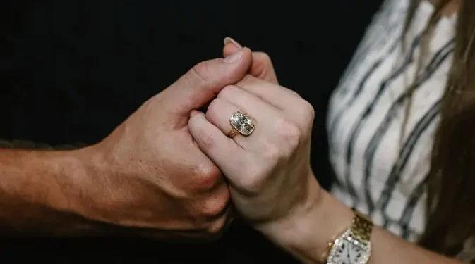 Pertunangan Taylor Swift dan Travis Kelce Buat Jam Tangan Cartier Banyak Diminati Swifties