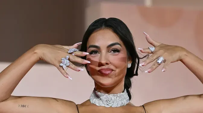 Potret Pertunangan Cristiano Ronaldo Tampilkan Cincin Lamaran Rp 49 Miliar di Karpet Merah