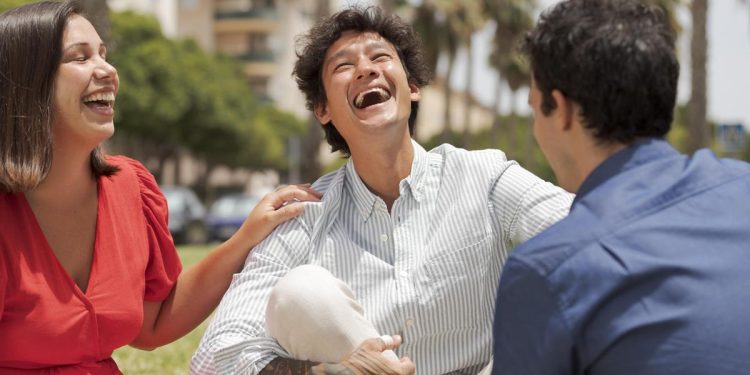 Sering Menyesal Setelah Bercerita 7 Tanda Kamu Terlalu Banyak Berbagi Informasi