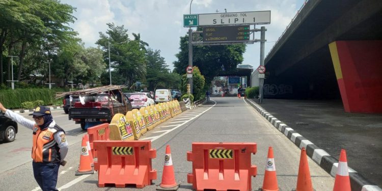 Macet di Gerbang Tol Dalam Kota Ruas Cawang-Tomang-Pluit Sedang Dalam Perbaikan
