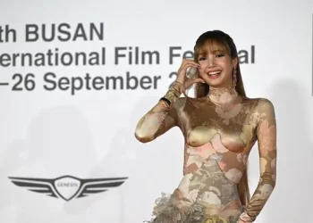 Lisa Tampil Memukau di Karpet Merah BIFF 2025 dengan Gaun 3D, Menjadi Perbincangan Hangat