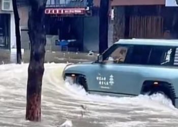 Yangwang U8 Banjir Saat Topan Ragasa Menyebabkan Kekacauan