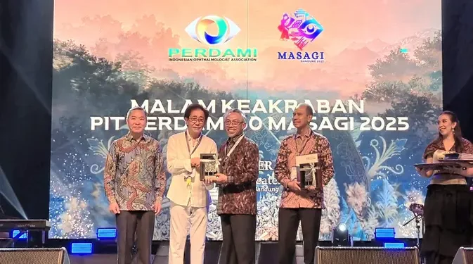 Konsisten Atasi Kebutaan Melalui Operasi Katarak Gratis, Sido Muncul Terima Perdami Awards 2025