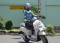Tips Naik Motor untuk Wanita Berhijab agar Nyaman dan Minim Risiko