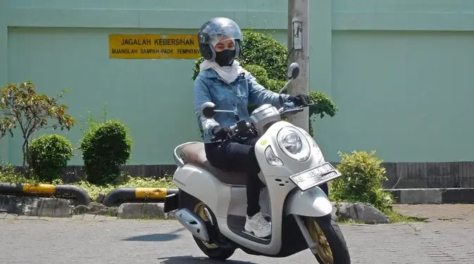Tips Naik Motor untuk Wanita Berhijab agar Nyaman dan Minim Risiko
