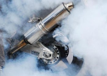 Knalpot Motor Berbau Aneh, Tanda Masalah Mesin yang Perlu Diwaspadai