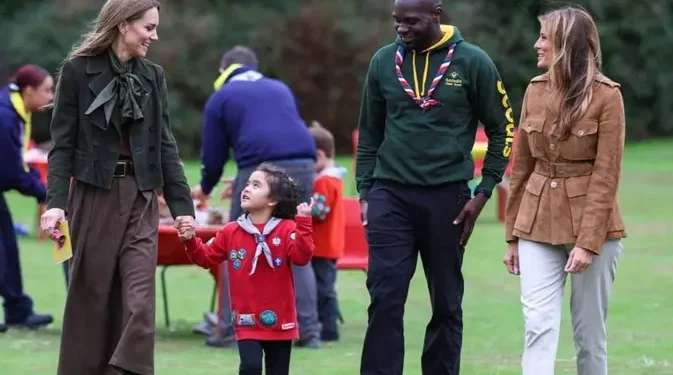 Adu Gaya Busana Kate Middleton dan Melania Trump Saat Bersama Anak-anak Pramuka