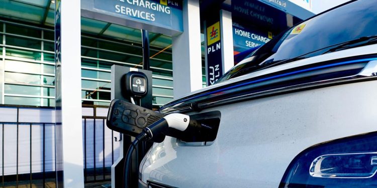 Pengisian Daya Kendaraan Listrik di Rumah Semakin Praktis dan Mudah