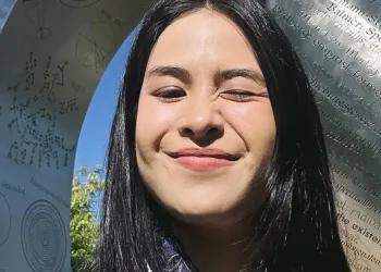 Gaya Kebaya Maudy Ayunda Seharga 800 Ribu di World Economic Forum