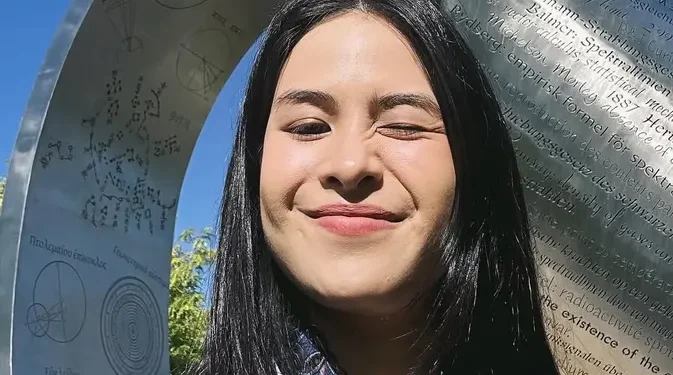 Gaya Kebaya Maudy Ayunda Seharga 800 Ribu di World Economic Forum