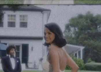 Dinikahi Benny Blanco, Selena Gomez Tampil Anggun dengan Gaun Pengantin Putih