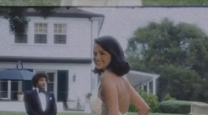 Dinikahi Benny Blanco, Selena Gomez Tampil Anggun dengan Gaun Pengantin Putih