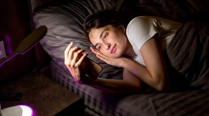Tidur Saat Telepon Tak Selalu Romantis, Bisa Berisiko bagi Kesehatan