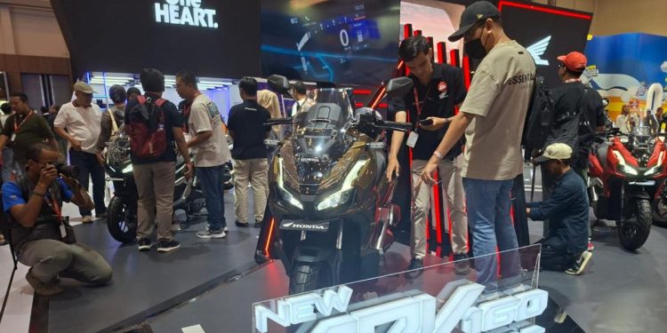 ADV160 dan Motor Listrik Memeriahkan Booth AHM di IMOS 2025