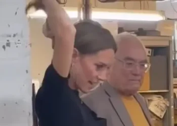Aksi Spontan Kate Middleton Sanggul Rambut Sendiri Jadi Viral Ditonton Lebih dari 17 Juta Kali