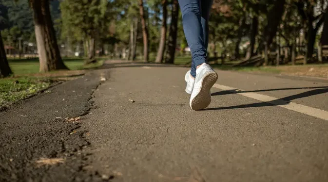8 Manfaat Jalan Kaki Pagi Hari untuk Jantung, Kesehatan Mental, dan Berat Badan
