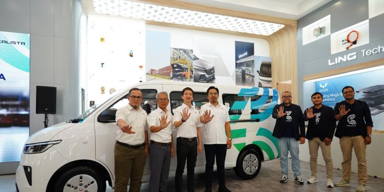 Kolaborasi Wuling dan Kalista Perkuat Ekosistem Kendaraan Listrik Komersial di Indonesia