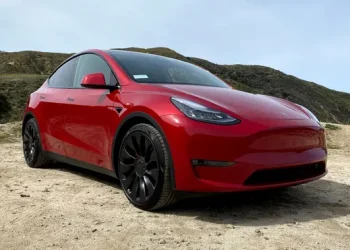 Bos beli 3 Tesla Model Y untuk rancang mobil listrik baru