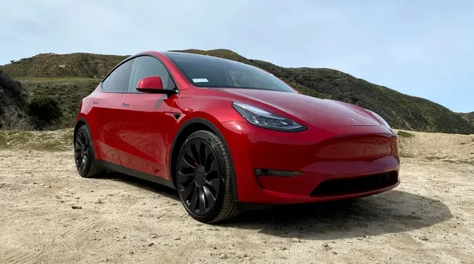 Bos beli 3 Tesla Model Y untuk rancang mobil listrik baru
