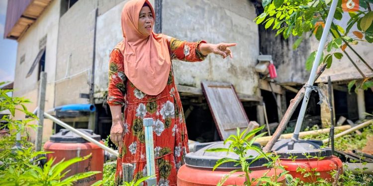 Warga Bantaran Sungai Kapuas Manfaatkan Gentong Mas Santun untuk Mencapai ODF