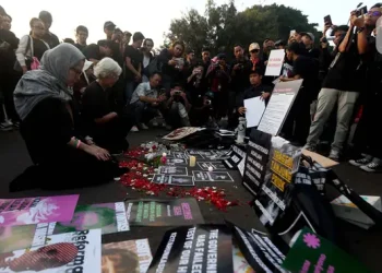 Aksi Kamisan ke-876, Ratusan Pengunjuk Rasa Berpakaian Hitam di Depan Istana Negara