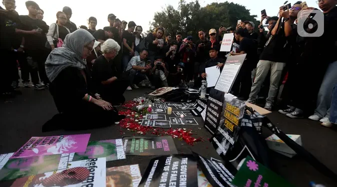 Aksi Kamisan ke-876, Ratusan Pengunjuk Rasa Berpakaian Hitam di Depan Istana Negara